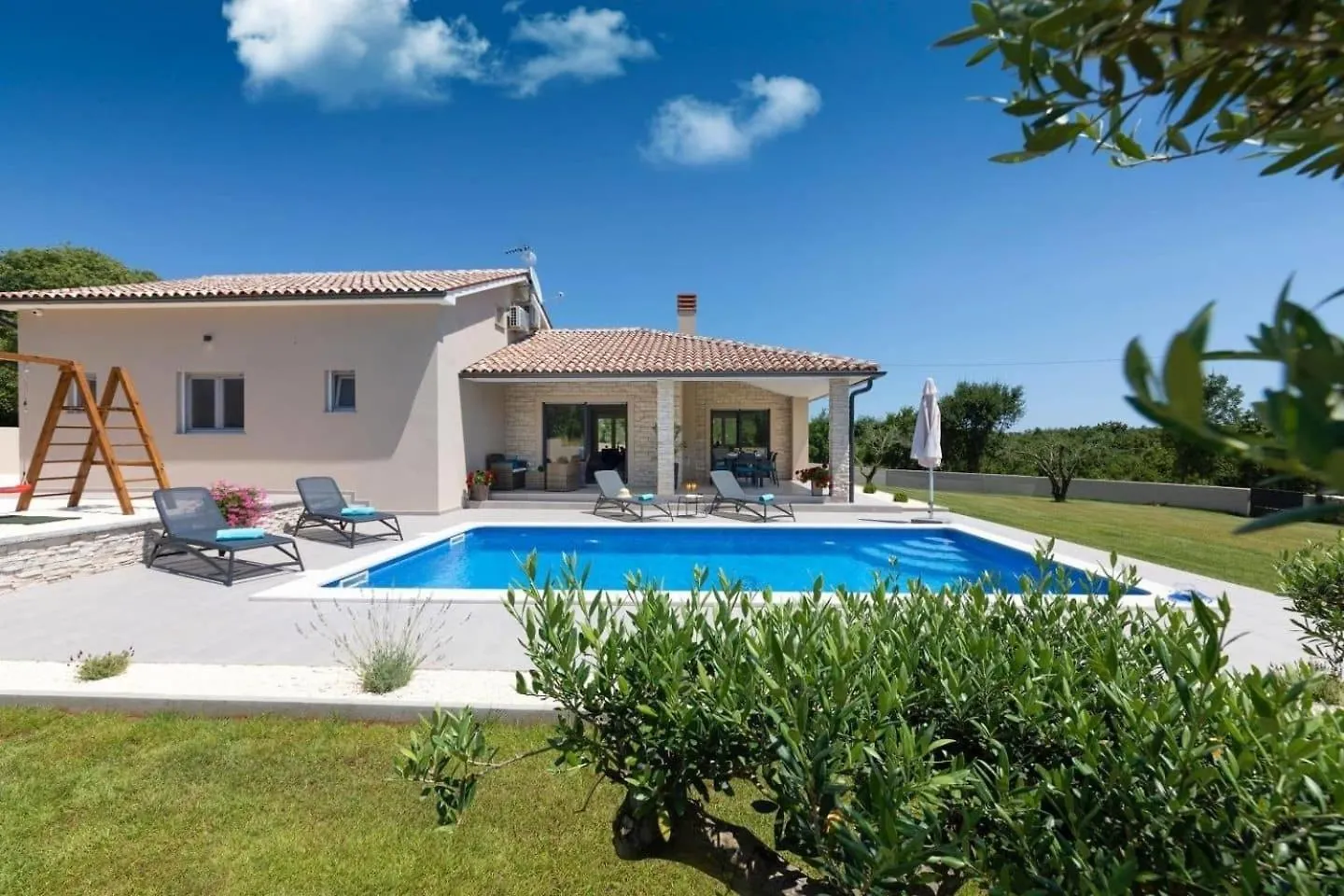 Ferienhaus Mit Privatpool Fuer 6 Personen Ca 110 Qm In Belavici, Istrien Bucht Von Rasa Hreljići
